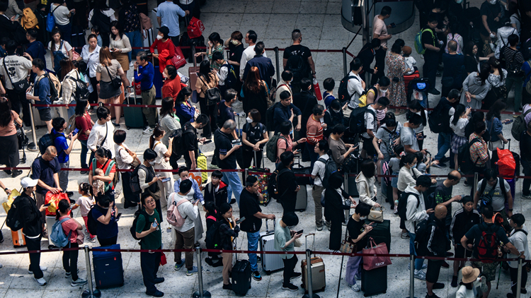 有片丨復(fù)活節(jié)4天假 港人放飛外遊 十幾萬(wàn)人選搭飛機(jī)高鐵