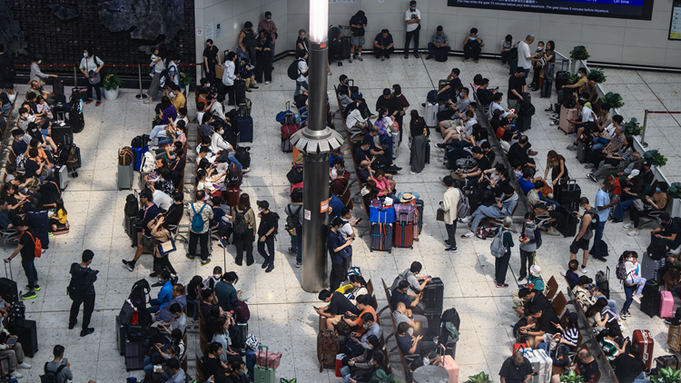 有片｜復活節(jié)長假第2天 離港人潮減退 高鐵出遊有序