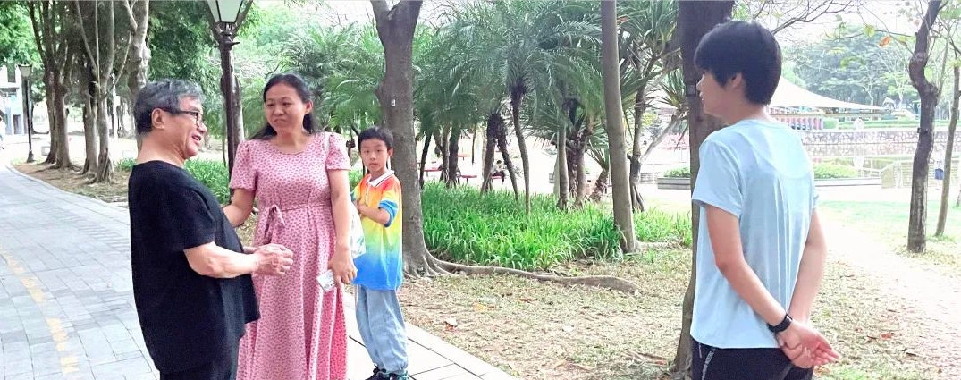 居民散步偶遇周國平  坪山創(chuàng)造美麗邂逅