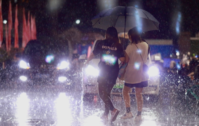 除深圳外 廣東清明持續(xù)暴雨！深圳多地段出行擁堵