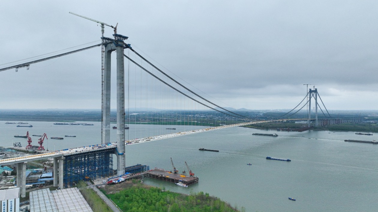 龍?zhí)堕L江大橋主橋成功合龍