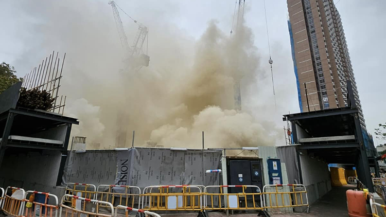 洪水橋地盤3級火警燒近7小時 消防指現(xiàn)場天秤有倒塌風(fēng)險