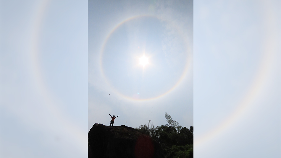 適值龍年龍?jiān)慢埲正垥r(shí)過後 香港現(xiàn)「日暈」仿如「元?dú)鈴棥? title=