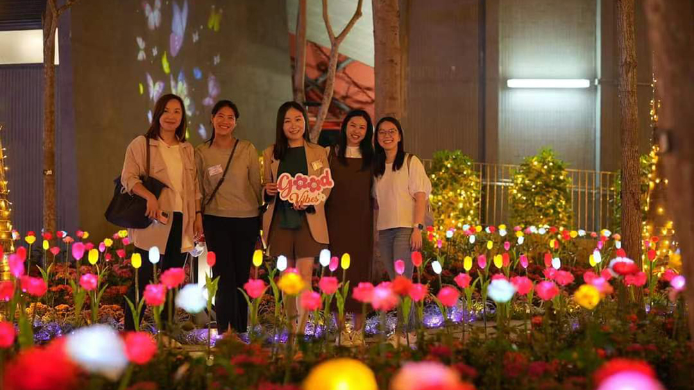 設(shè)逾8000枝彩色LED花 東區(qū)文化廣場(chǎng)最新打卡地標(biāo)開幕