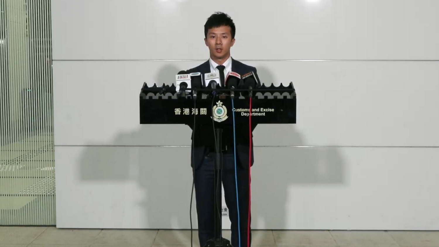 海關(guān)打擊街頭販賣私煙 年初至今拘179人涉61萬(wàn)元