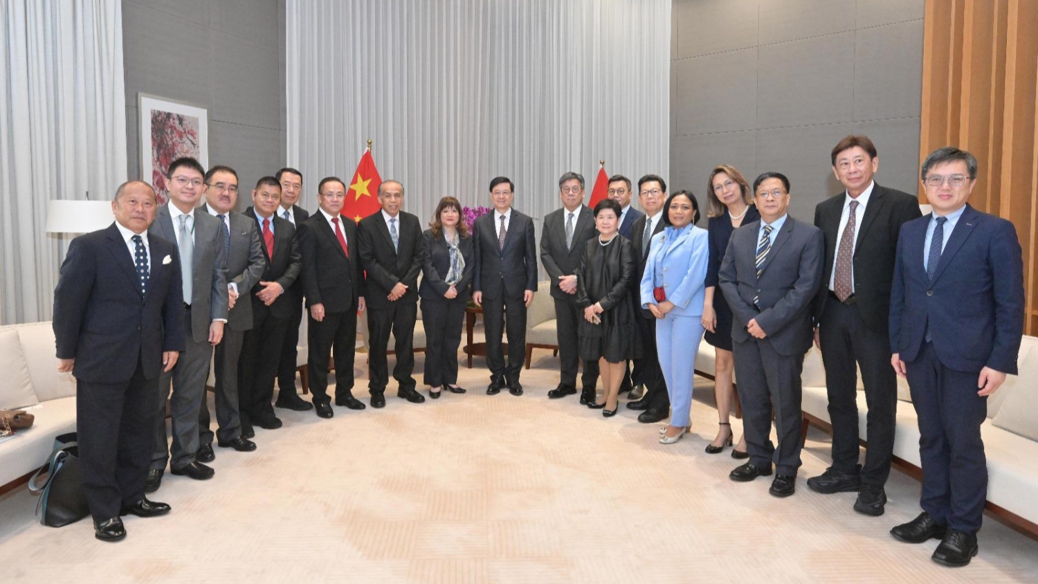 印尼僱主協(xié)會(huì)與特首會(huì)面 稱印尼商界擬來(lái)港投資及設(shè)家族辦公室