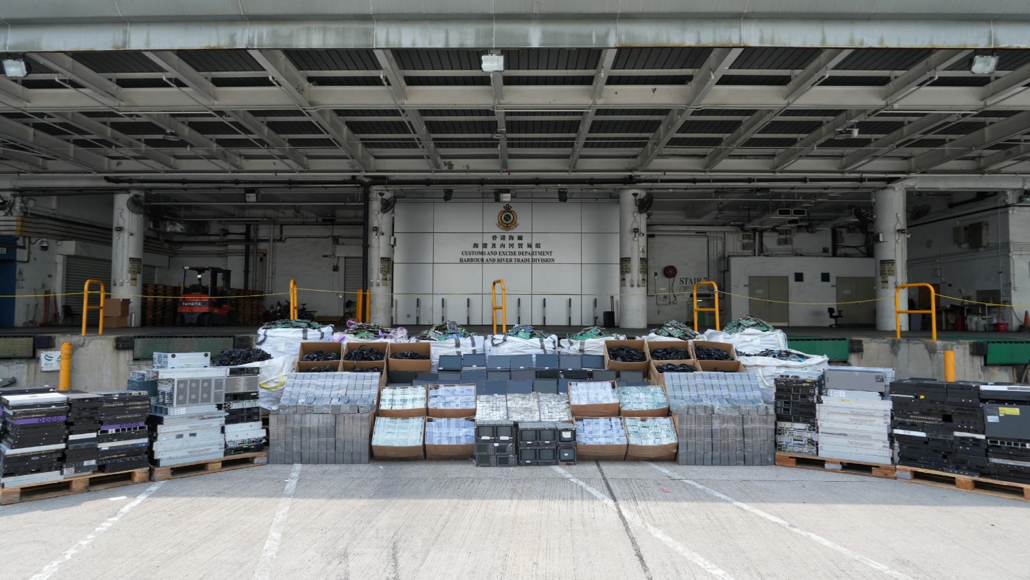 海關(guān)偵破遠(yuǎn)洋船走私案 檢獲大批電子零件及廢料市值約1億
