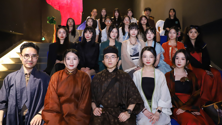 華夏衣冠文化連結灣區(qū)有志青年 香港漢服社團登上廣州時裝舞臺