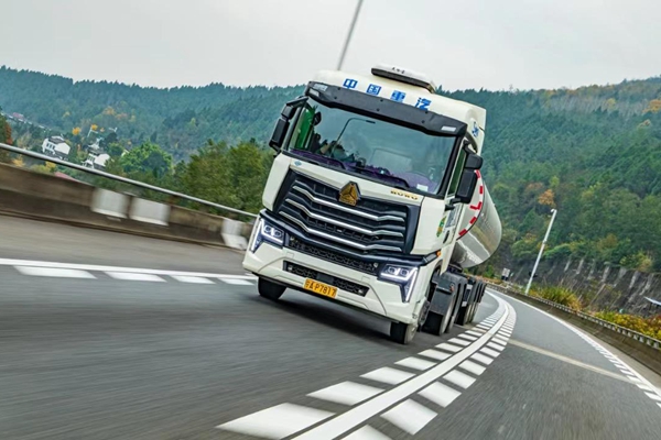 中國(guó)重汽豪沃MAX「節(jié)氣王」黑科技加持 年年賺金條