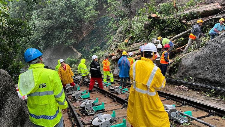 發(fā)展局：山項(xiàng)白加道塌樹清理爭(zhēng)取今晚完成 避免對(duì)纜車運(yùn)作構(gòu)成風(fēng)險(xiǎn)