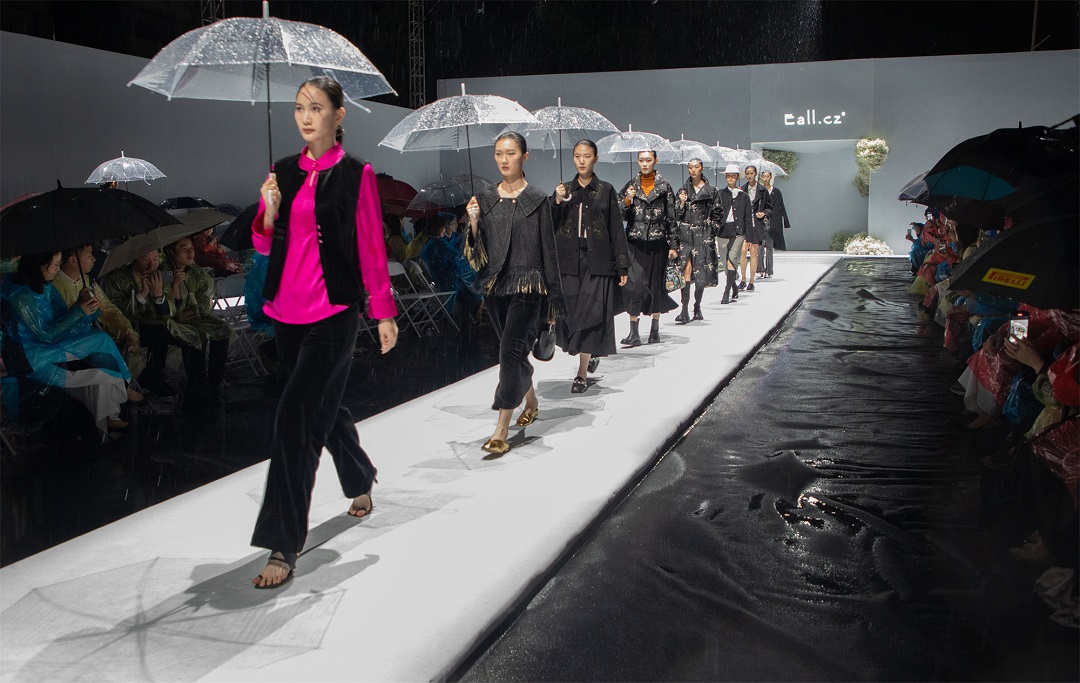 雨中看秀  霓裳虎門上演風(fēng)雨時尚大秀