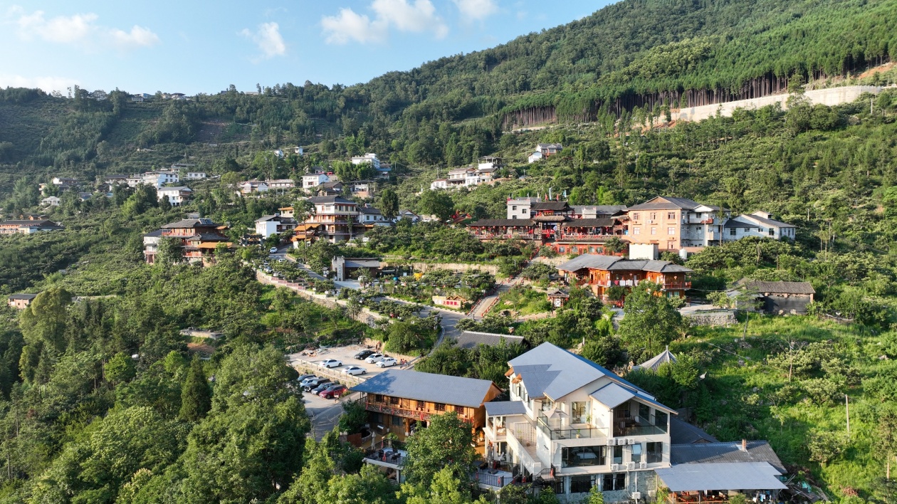 四川北川：「雲(yún)上石椅」邀您在線領略羌寨風情