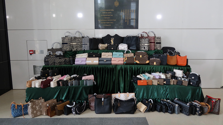 海關(guān)旺角打擊售賣冒牌物品 檢值210萬(wàn)冒牌物品 拘2人