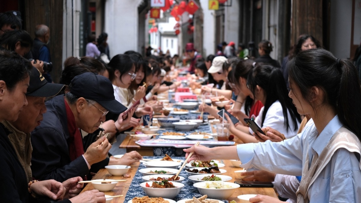 皖徽州區(qū)巖寺老街：同嘗「八碗八」  樂享長桌宴