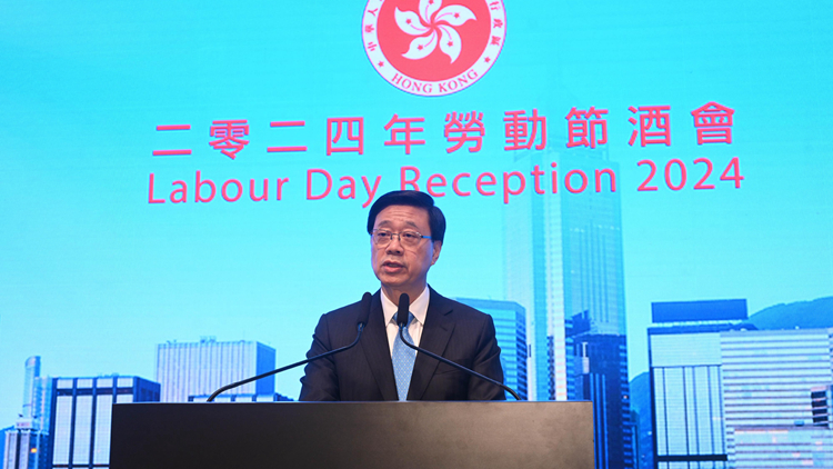 李家超出席勞動(dòng)節(jié)酒會(huì)：短期內(nèi)公布優(yōu)化法定最低工資檢討機(jī)制