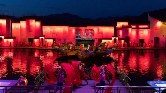 【春遊江淮 樂享五一】「山水村夜」璀璨綻放    黟縣「有戲」阿菊等你?。ㄏ缕? title=