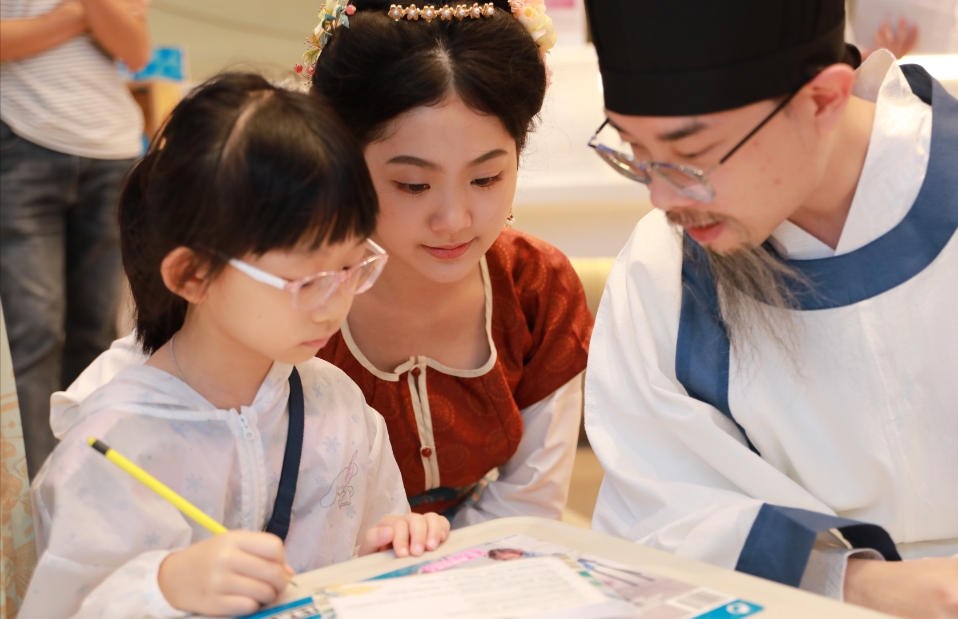 香港悅讀周弘揚傳統(tǒng)文化  漢服愛好者還原歷史名人