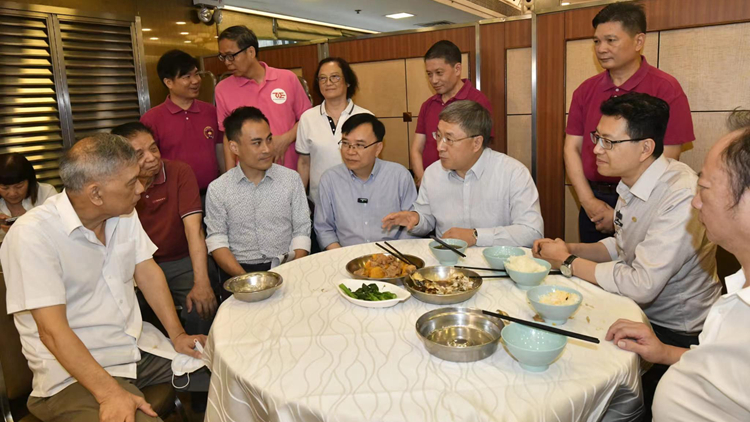 卓永興旺角落區(qū)探訪飲食業(yè)工友 向廣大勞動者們致敬