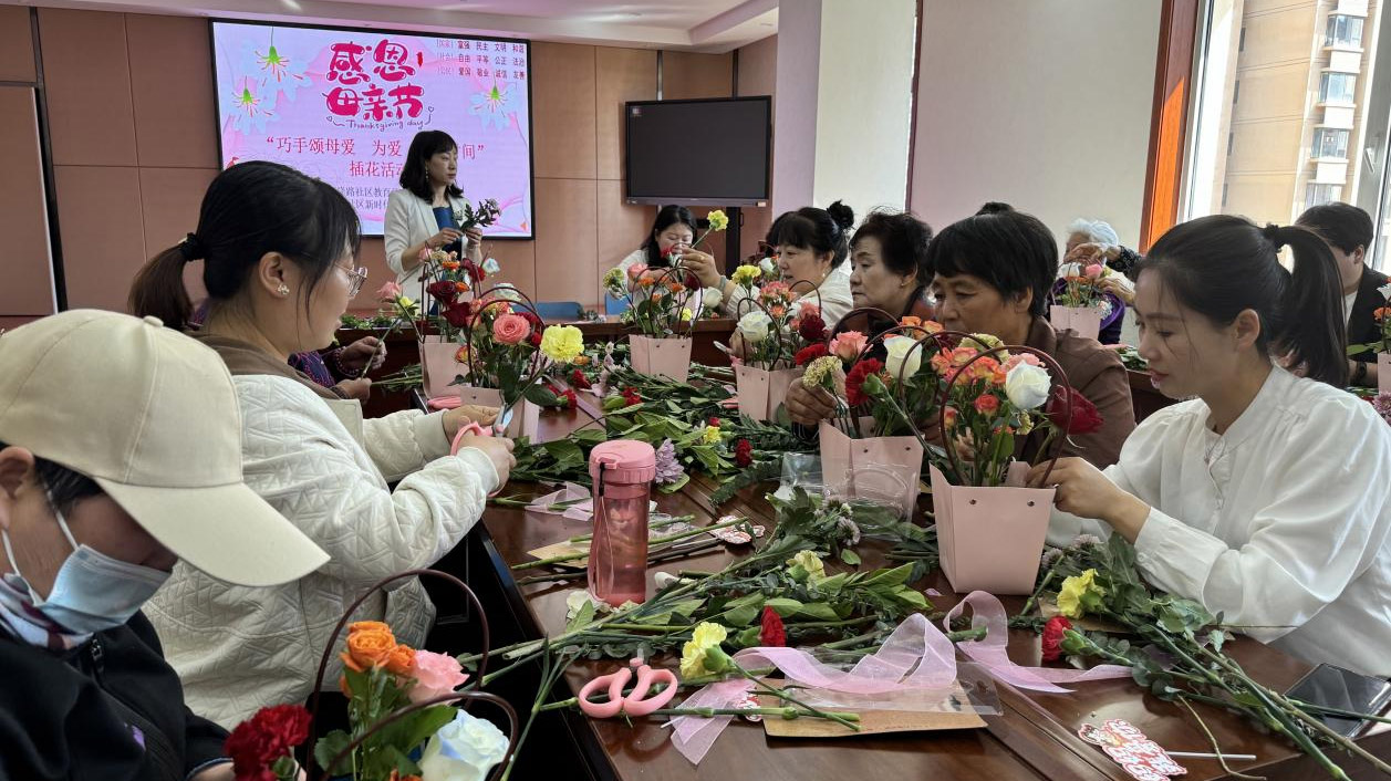 甘肅榆中開(kāi)展傳承好家風(fēng)主題活動(dòng)：巧手頌?zāi)笎?ài) 為愛(ài)「花」時(shí)間