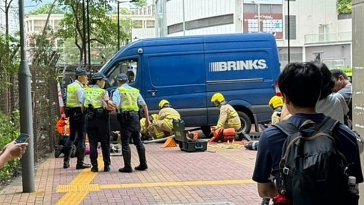 荃灣解款車撞欄衝上行人路 2人被撞倒受傷送院