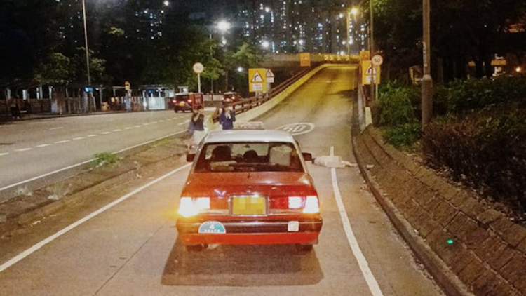 觀塘道73歲女途人被的士撞倒死亡 司機(jī)被捕