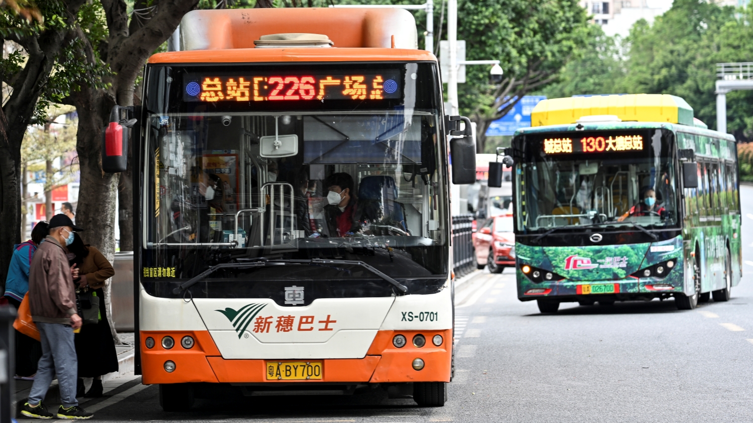 車內(nèi)使用電子設備時不得外放聲音 《廣州市公共汽車電車乘車守則》徵求意見