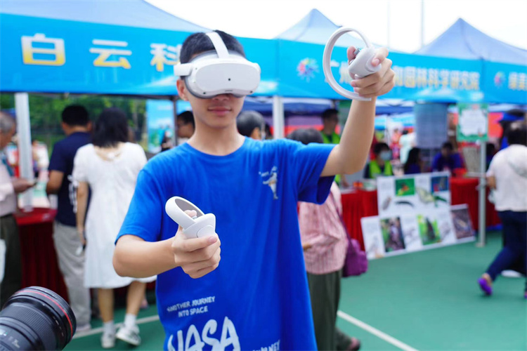 居民在家門口體驗最新科技成果   廣州20多家科普機構(gòu)走進白雲(yún)區(qū)海苑社區(qū)