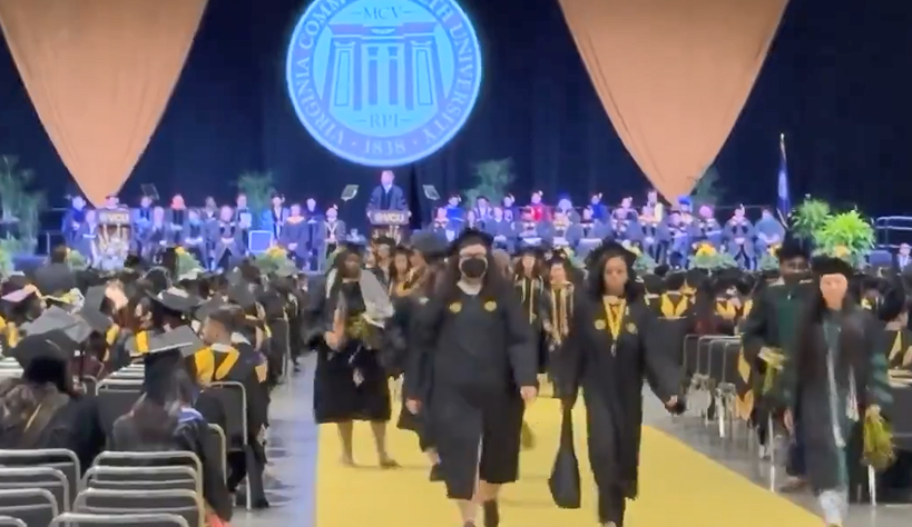 弗吉尼亞州州長畢業(yè)典禮講話 有學(xué)生離場表示抗議