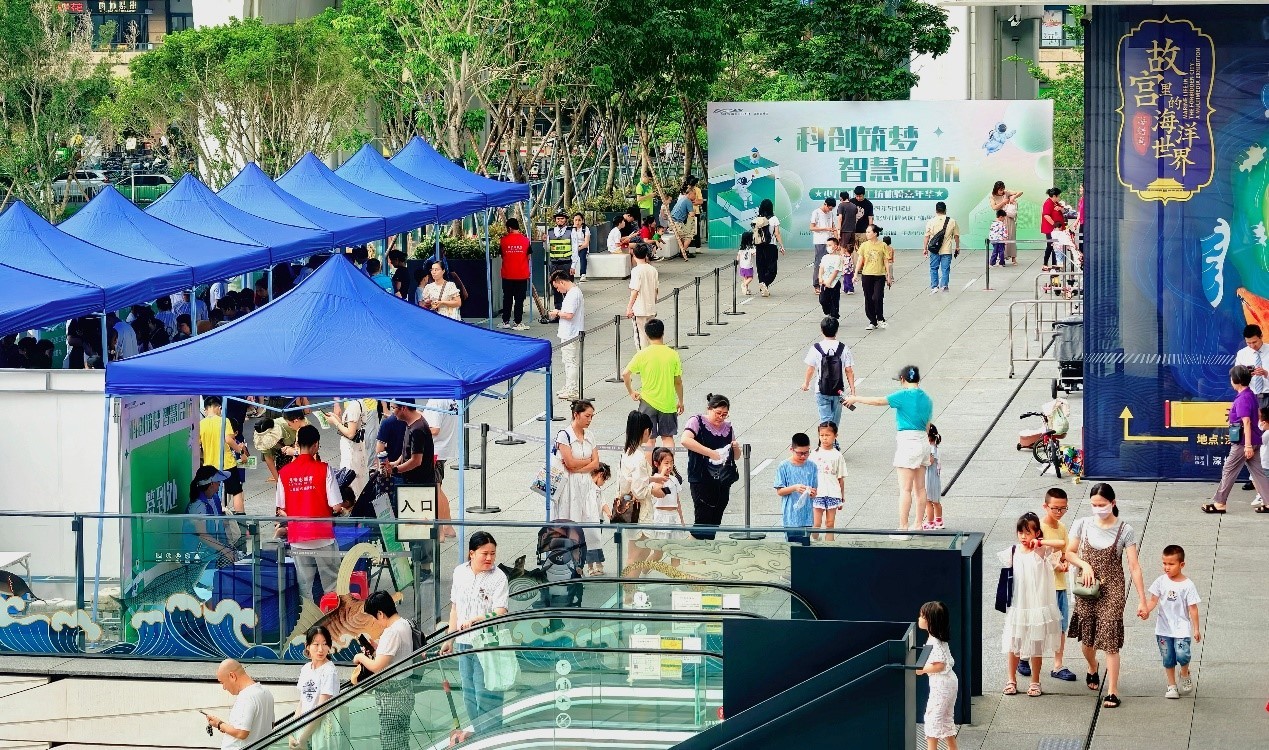 深圳圖書館舉辦「少兒創(chuàng)客工坊體驗(yàn)嘉年華」活動(dòng)