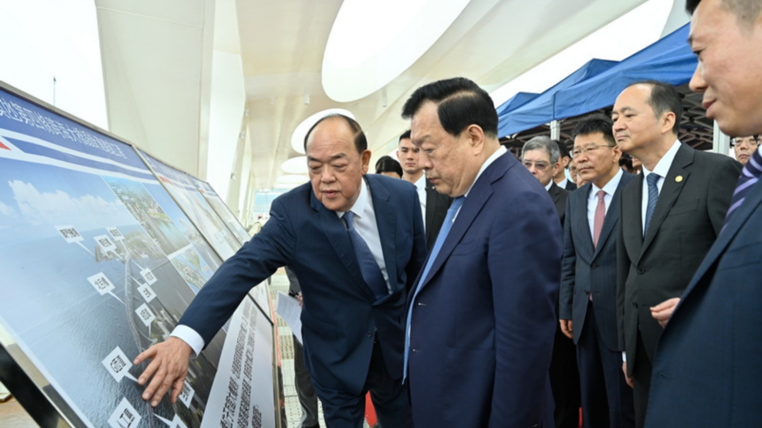 夏寶龍抵澳門展開7日考察調(diào)研 賀一誠(chéng)到場(chǎng)迎接