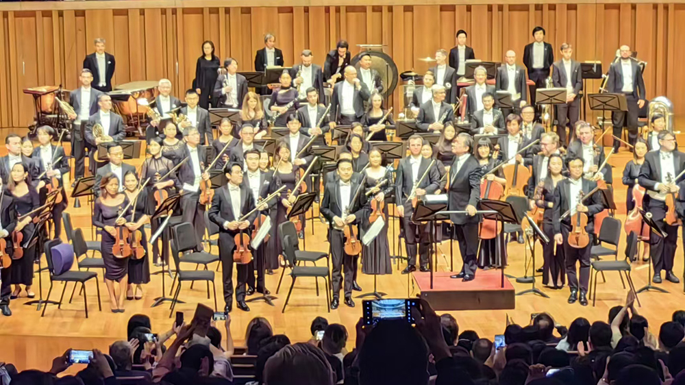 有片｜「港樂五十周年」內(nèi)地巡演 北京國家大劇院上演收官之戰(zhàn) 觀眾掌聲雷動(dòng)