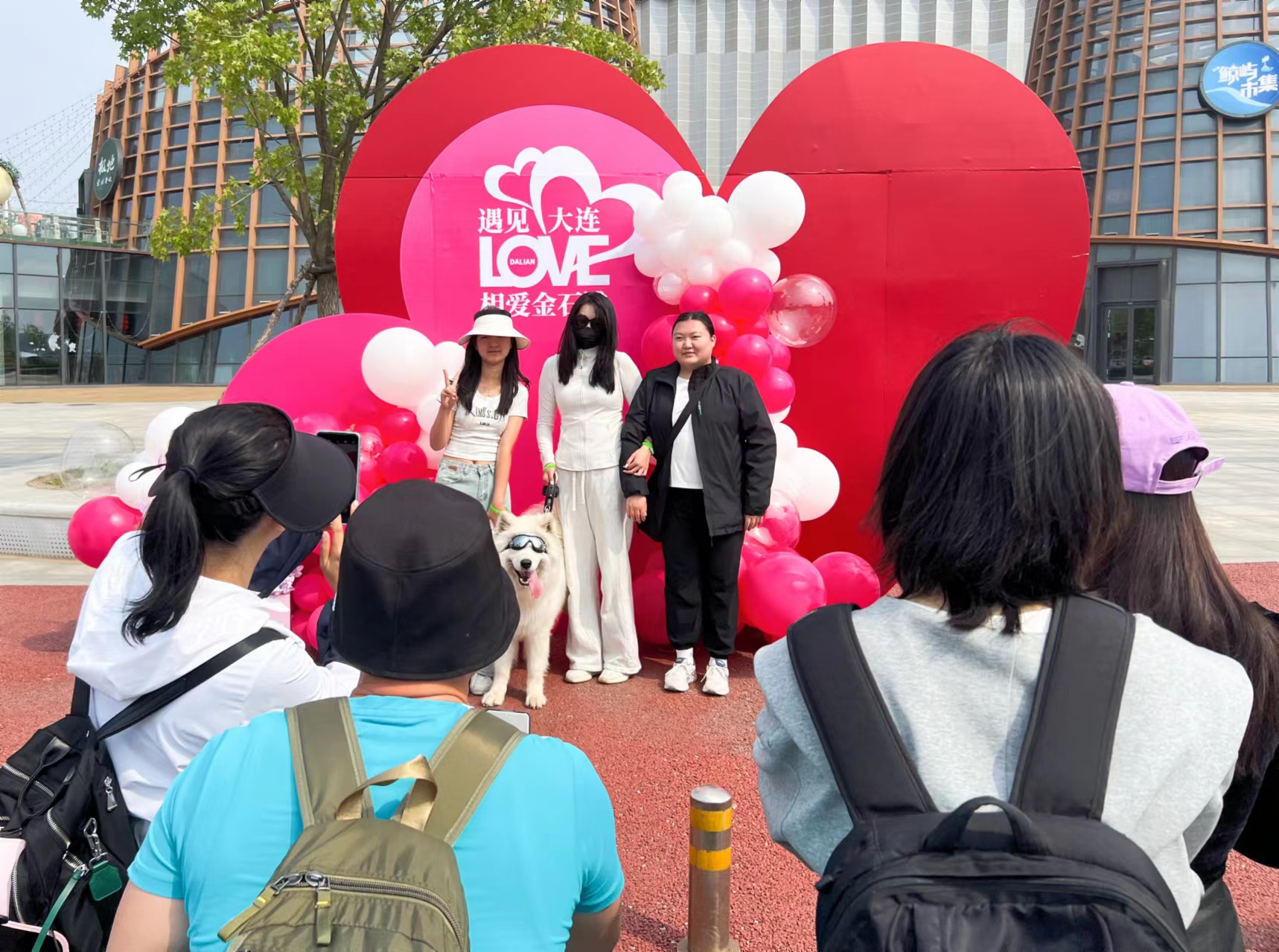 愛情主題徒步大會(huì)在大連金石灘拉開序幕