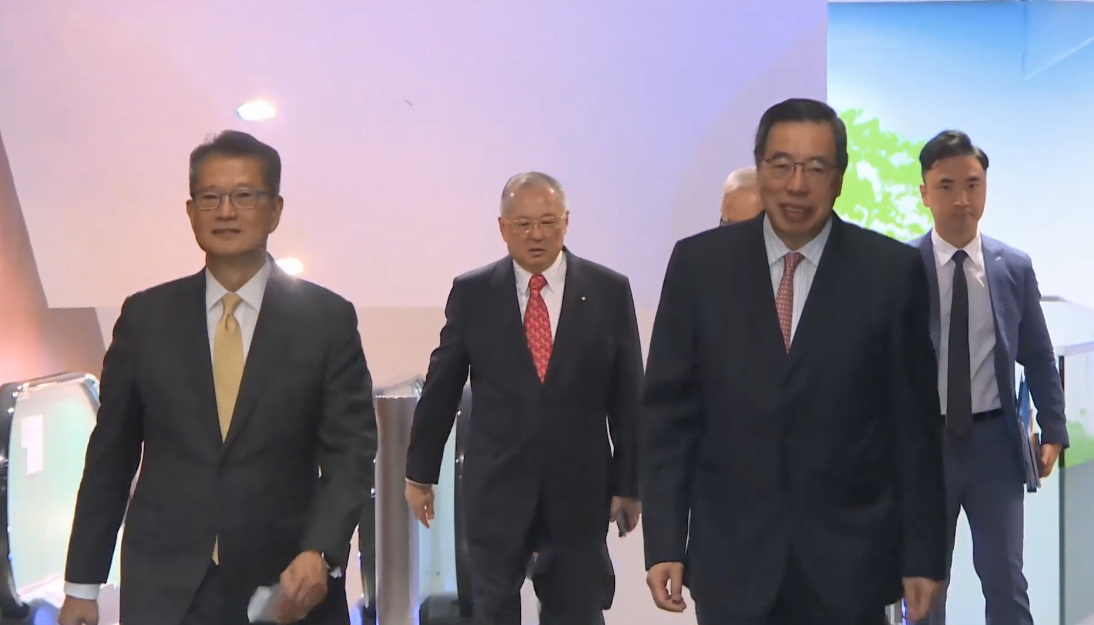 立法會(huì)舉行前廳交流會(huì) 陳茂波率多名官員出席