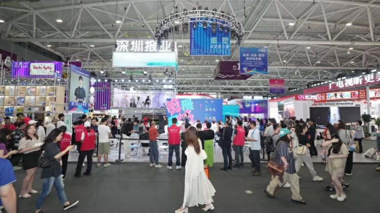 來打卡「報款」了嗎？在深圳報業(yè)集團文博會展位邂逅未來世界