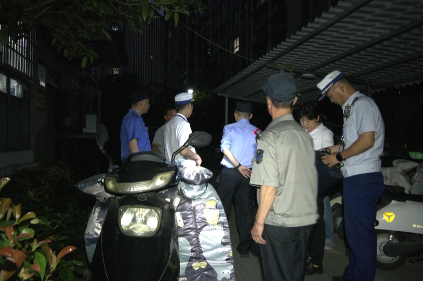 多部門聯(lián)動全鏈條整治 皖歙縣開展電動自行車集中夜查行動