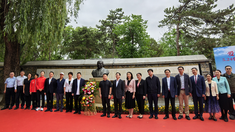 有片｜圓明園「曾憲梓紀念日」5周年 再次唱響沒有共產(chǎn)黨就沒有新中國