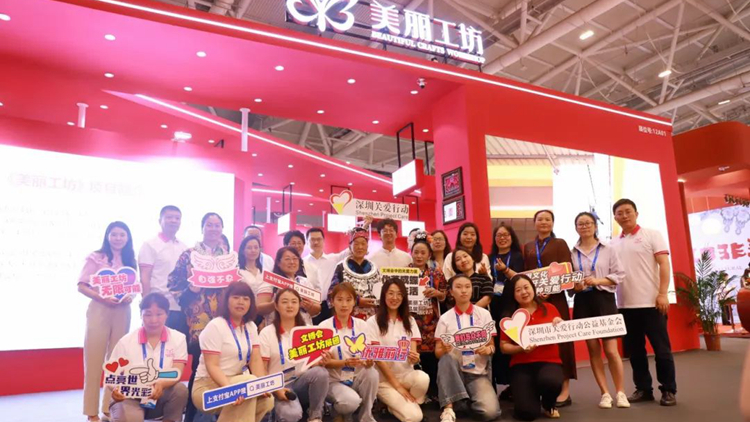 「美麗工坊」文創(chuàng)盛宴閃耀文博會(huì) 外國友人為中國非遺文化打call！