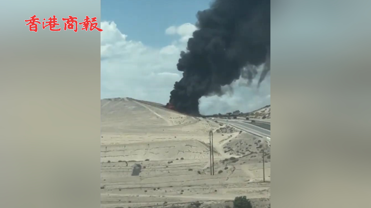 有片丨美國(guó)一軍機(jī)在新墨西哥州機(jī)場(chǎng)附近墜毀 飛行員受傷送醫(yī)