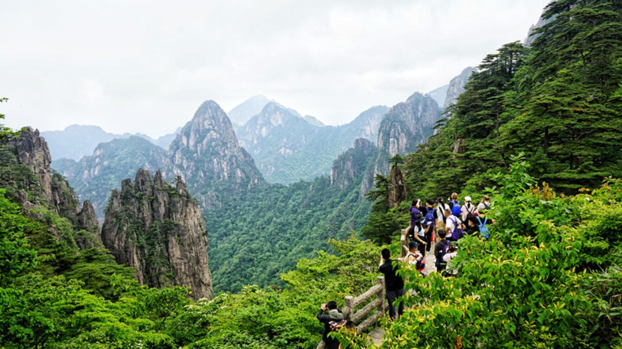 有片｜端午假期首日  2.4萬(wàn)客游黃山