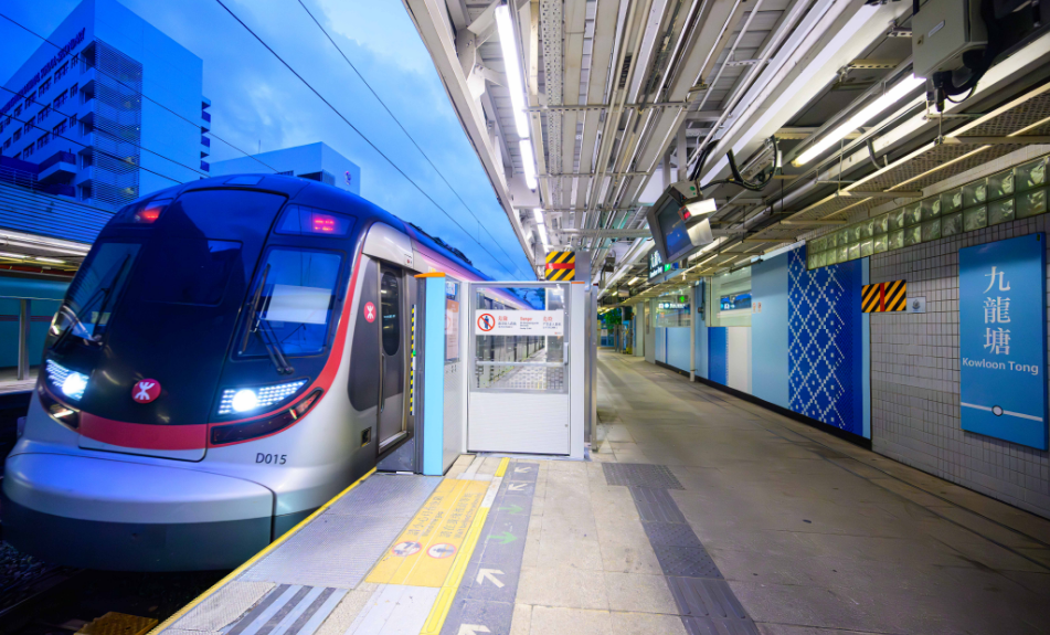 港鐵九龍?zhí)琳咀詣?dòng)月臺(tái)閘門10日晚展開安裝工程