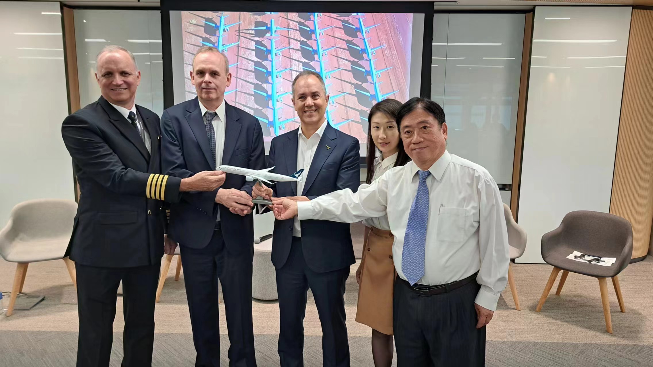 國(guó)泰最後一架停泊外地飛機(jī)回港 團(tuán)隊(duì)形容劃上完滿句號(hào)