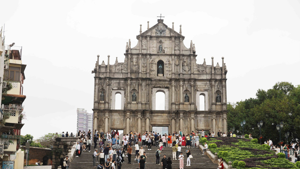 澳門大三巴頂部出現(xiàn)缺口？當?shù)鼗貞阂恢贝嬖?結構安全