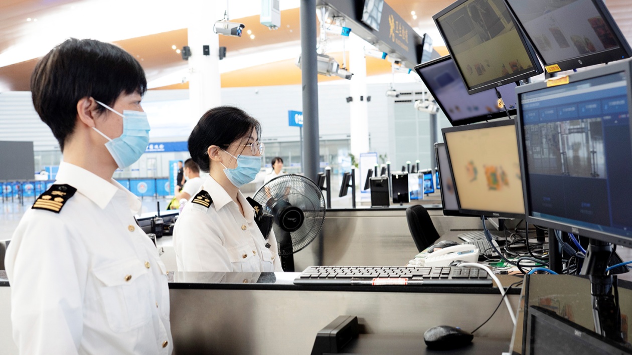 「經(jīng)珠港飛」半年  港珠澳大橋珠?？诎冻鋈刖陈每推?萬人次