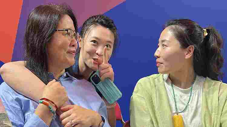 有片丨現(xiàn)場(chǎng)直擊！郎平現(xiàn)身女排香港站現(xiàn)場(chǎng) 魏秋月、惠若琪亦到場(chǎng)觀(guān)賽