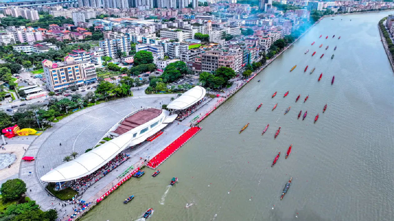 全國(guó)首個(gè)「龍舟之鄉(xiāng)」聚34條龍舟演繹水上「速度與激情」