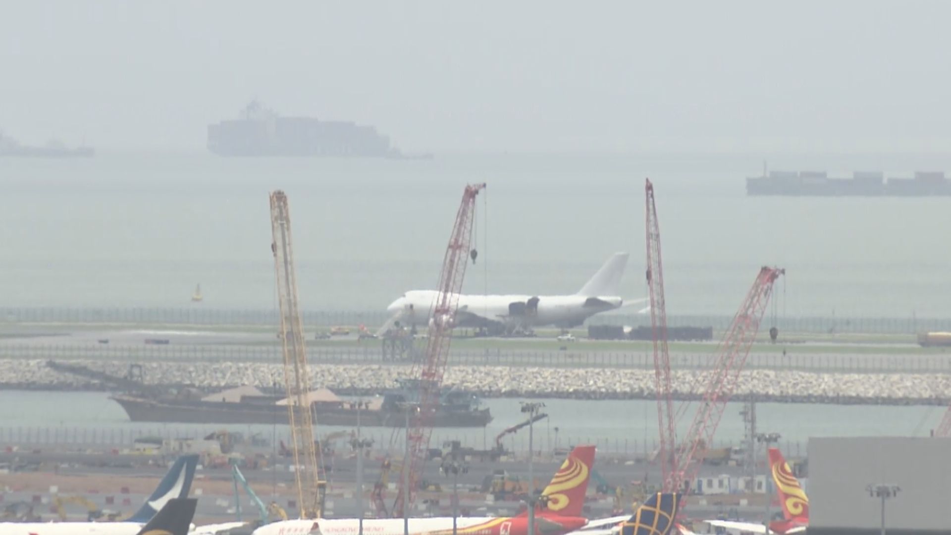 貨機(jī)故障致北跑道癱瘓 李家超：當(dāng)局將認(rèn)真審視事故處理流程