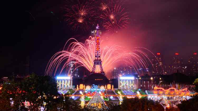 無人機(jī)煙花秀驚艷亮相 深圳世界之窗精彩狂歡喜慶30華誕