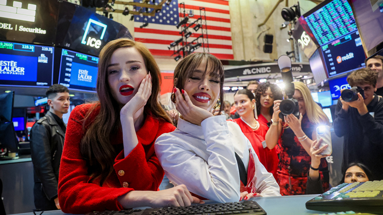 美股牛氣沖天 標指首破5500點 創(chuàng)歷史新高