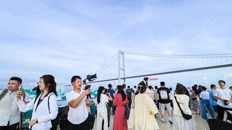 首發(fā)深中通道打卡點(diǎn)及文創(chuàng)雪糕 深圳寶安開(kāi)啟海上打卡深中通道新玩法