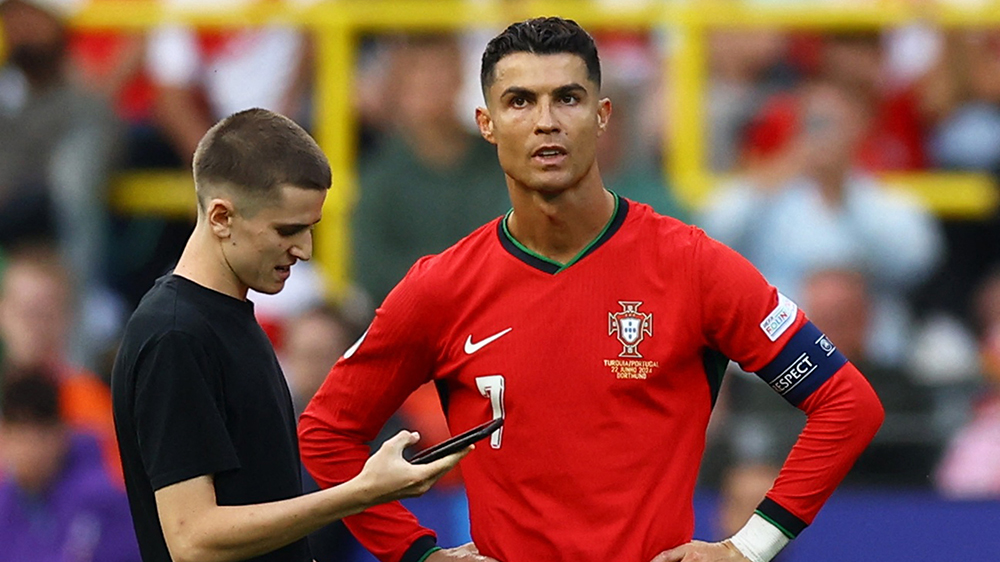 歐國(guó)盃多名球迷闖入球場(chǎng)搵C朗拍照 歐洲足協(xié)下令加強(qiáng)保安